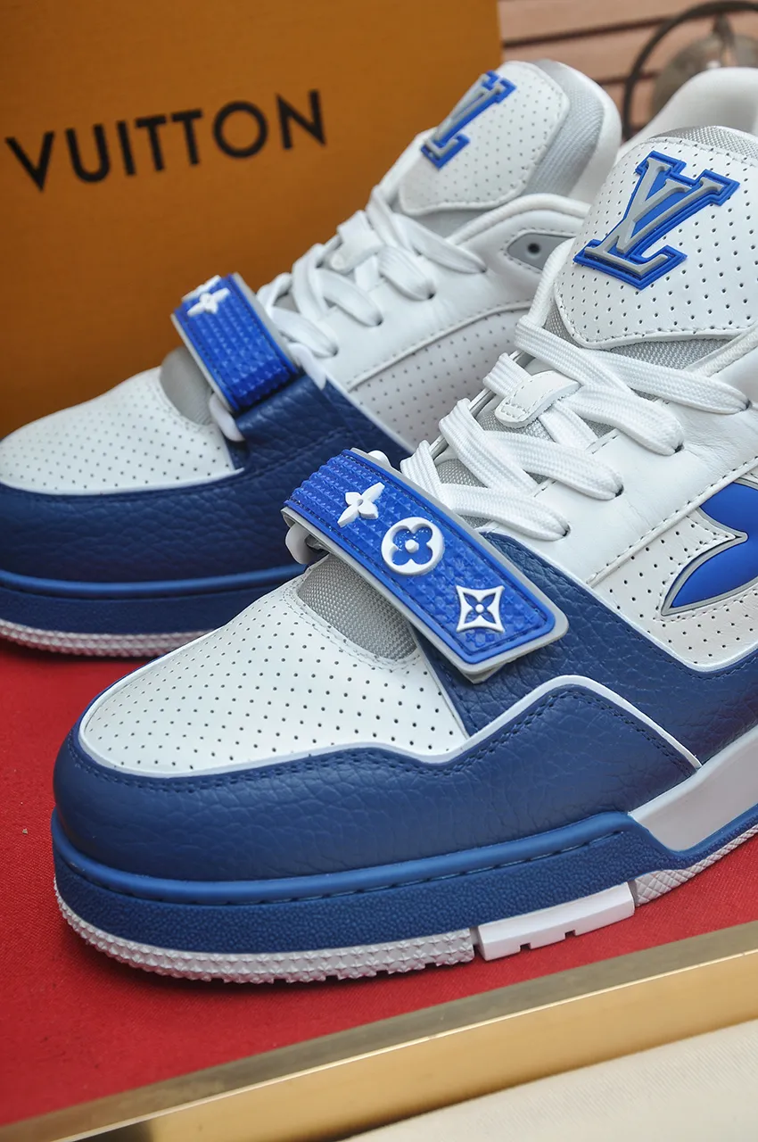 Men's shoes 💰660💶Original development, quality shipping, welcome to compare - LV sneaker series LV Trainer Maxi sneakers introduce the loose silhouette of the ready-to-wear series into the LV Trainer sneaker design written by Virgil Abloh, making an eye-catching appearance in the spring and summer men's wear shows. The cow leather upper is combined with rough fabric laces, and colorful beading highlights the brand's classic elements. LV letters mark the tongue and Monogram floral outsole. Mixed materials Made of first-layer cowhide, wrapped in imported custom-printed denim, thick shoelace design, large Monogram print on the side, "lv 54" badges on the tongue and heel, rubber outsole decorated with Monogram flowers, mesh lining and cotton feet, the comfort is as extreme as ever, premium heritage, quality first, worth owning! Size: Women's 35-39 (customized at 40, non-refundable) Men's 39-45 (customized at 38.46, non-refundable) ♡Full set of packaging with original gift box